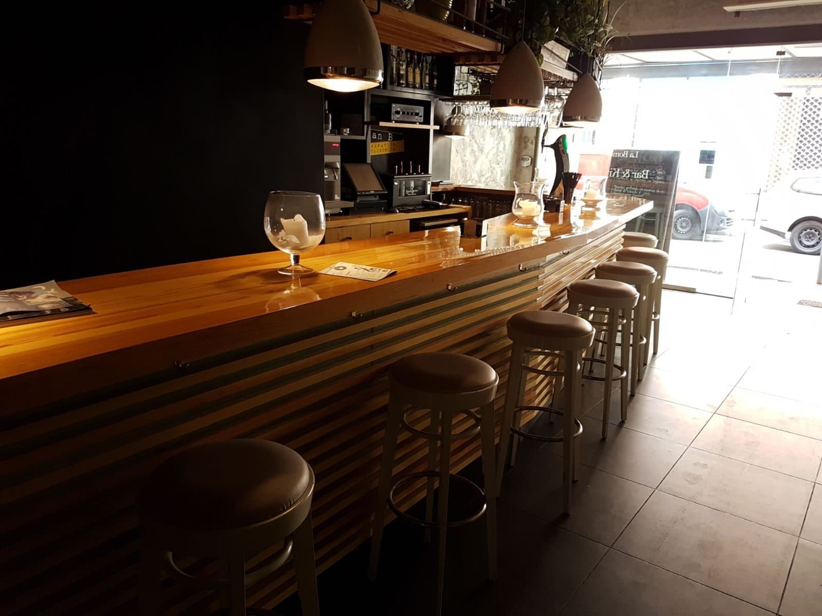 Encimera de madera maciza de la barra de un restaurante