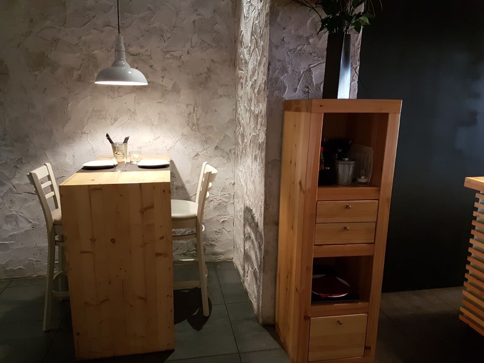 Mesa y mueble auxiliar de madera hechos a medida