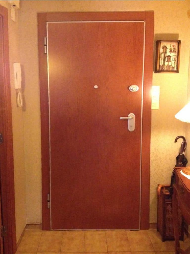 Puerta de entrada de madera con cerradura de seguridad
