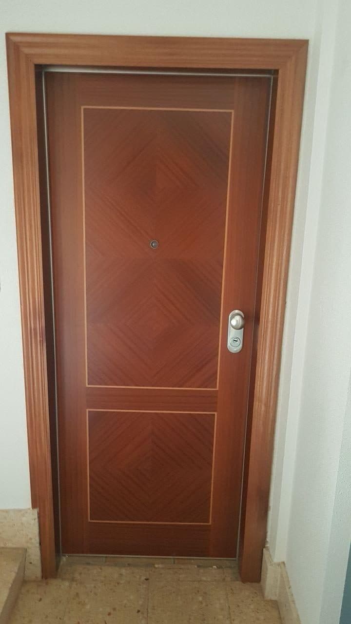 Puerta de seguridad con marquetería de madera en espiga, hecha a medida