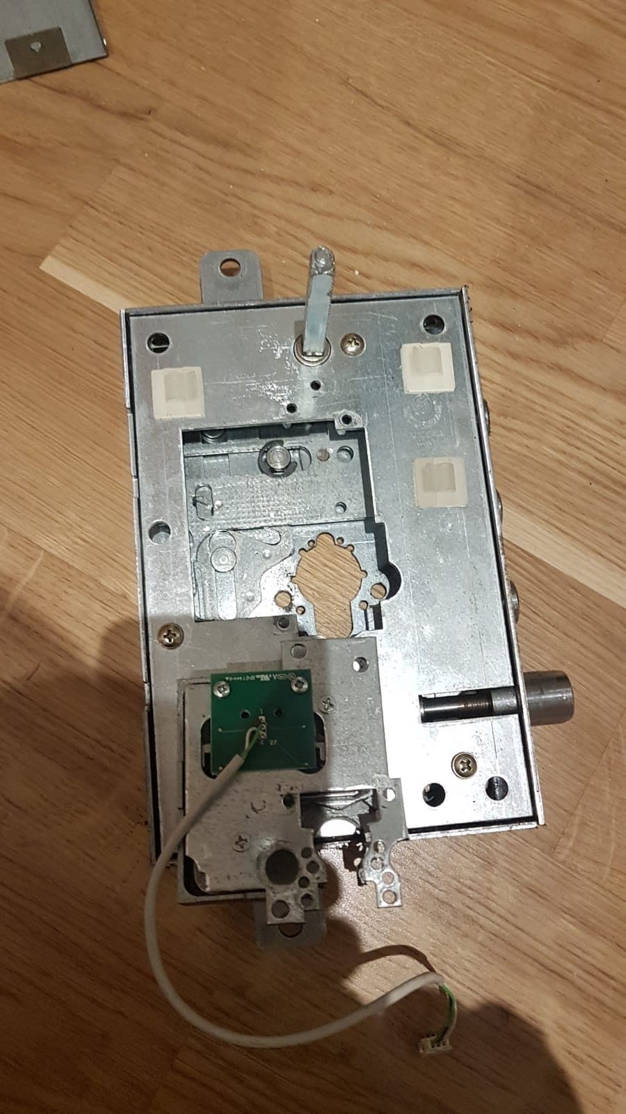 Cerradura de seguridad abierta para repararla
