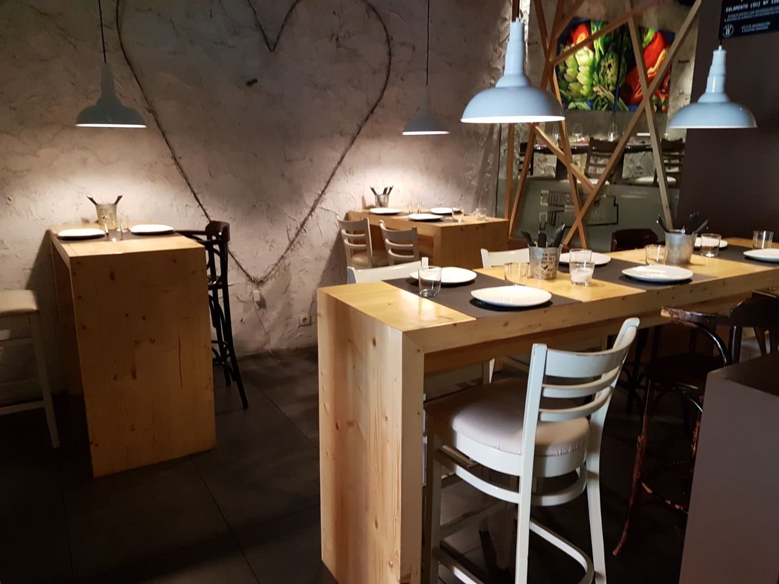 Mesas de madera a medida en el comedor de un restaurante