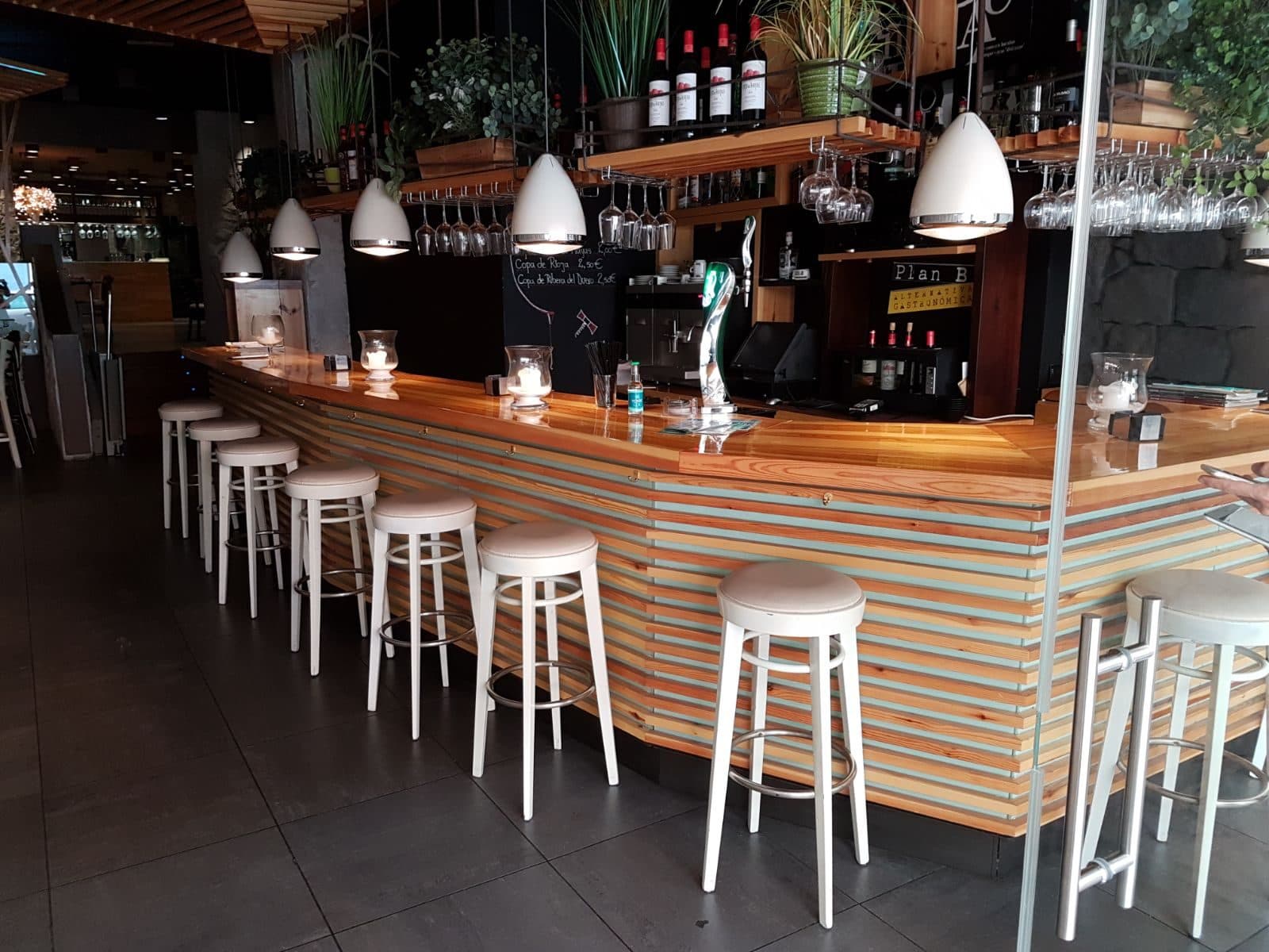 Barra de restaurante revestida con lamas de madera