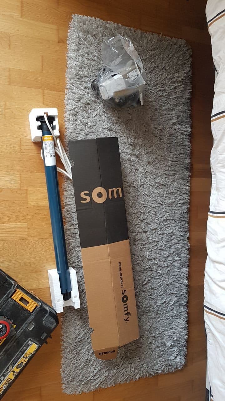 Motor nuevo para una persiana, junto a su caja y las herramientas