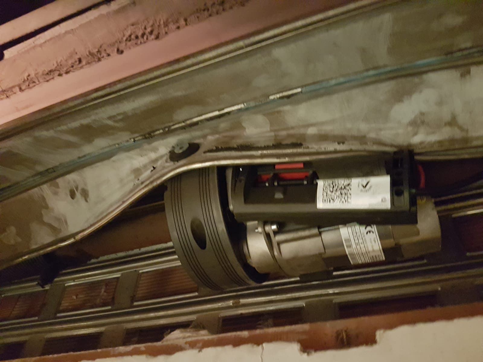 Motor de una persiana enrollable al descubierto para repararlo