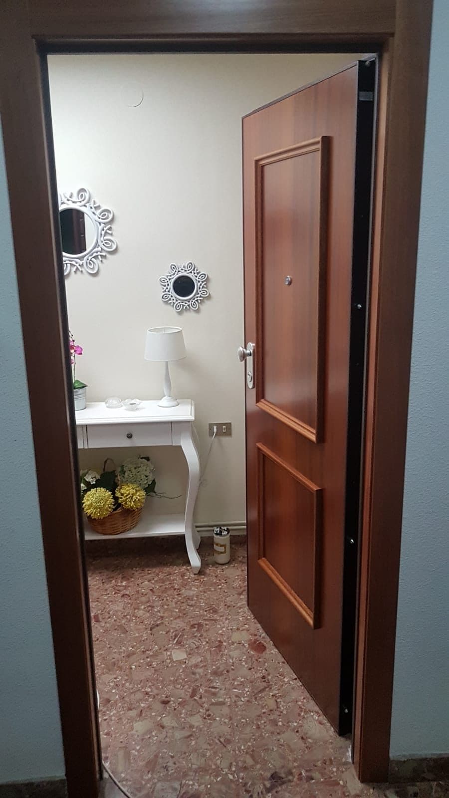 Puerta de seguridad de madera abierta hacia el recibidor