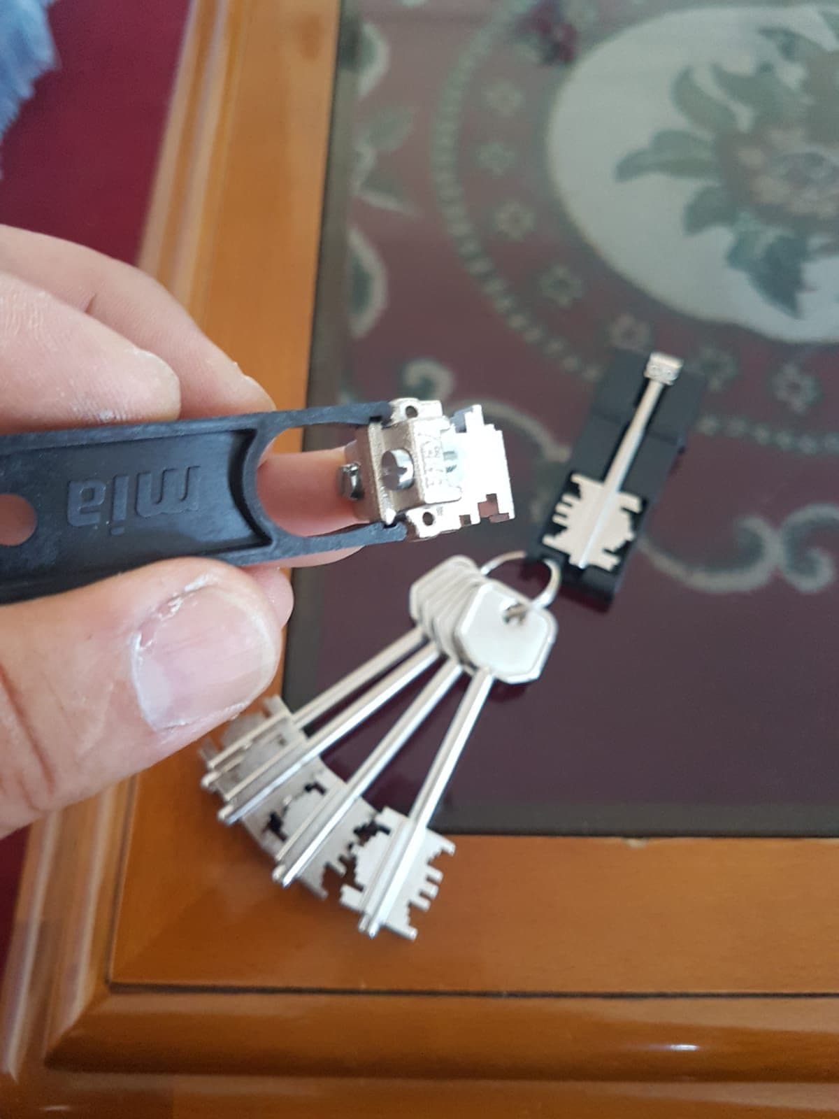 Juego de llaves de seguridad nuevas en la mano