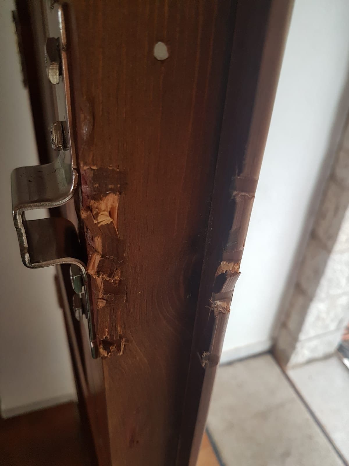 Marco de una puerta dañado después de haber sido forzada