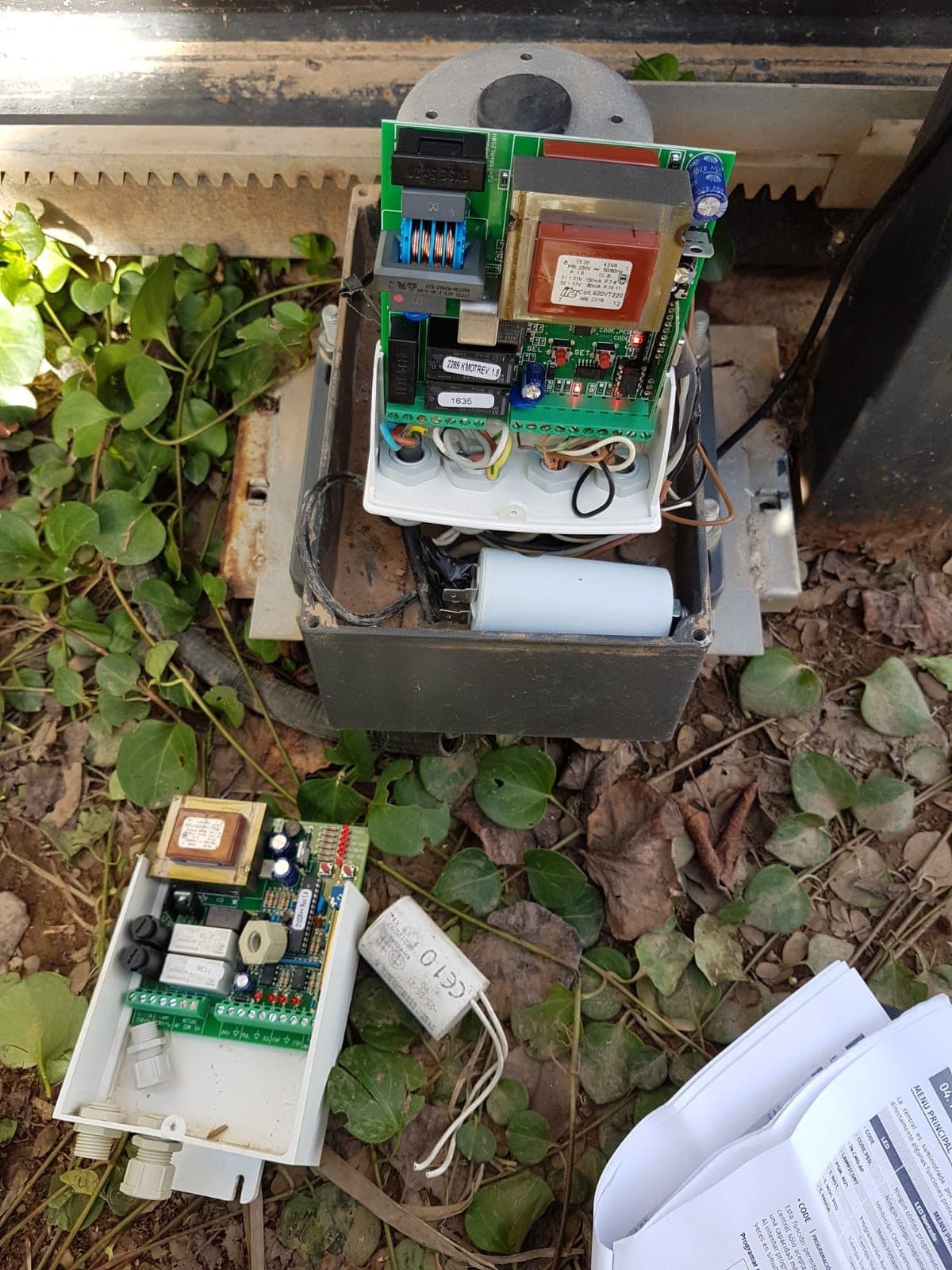 Placa electrónica del automatismo de una puerta de garaje