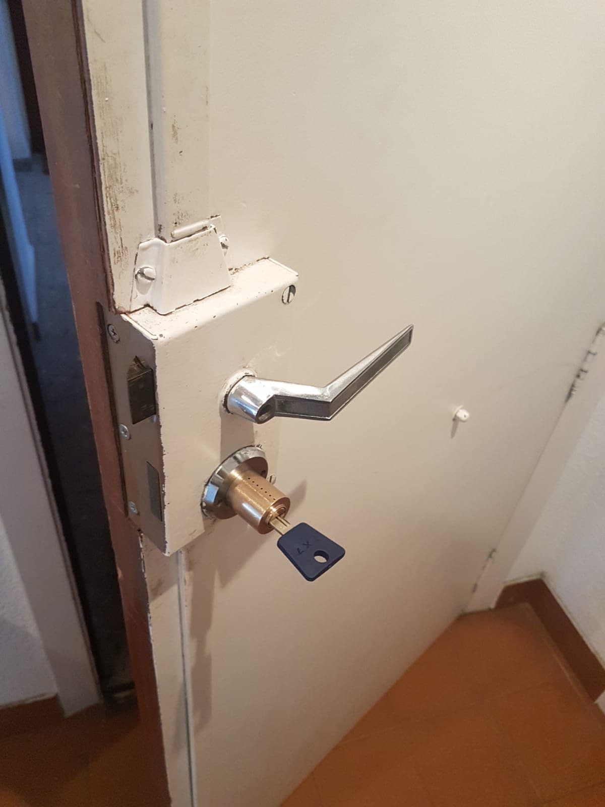 Manilla y cerradura recién colocadas en una puerta blanca
